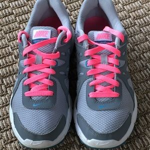 NIKE Revolution Size 8